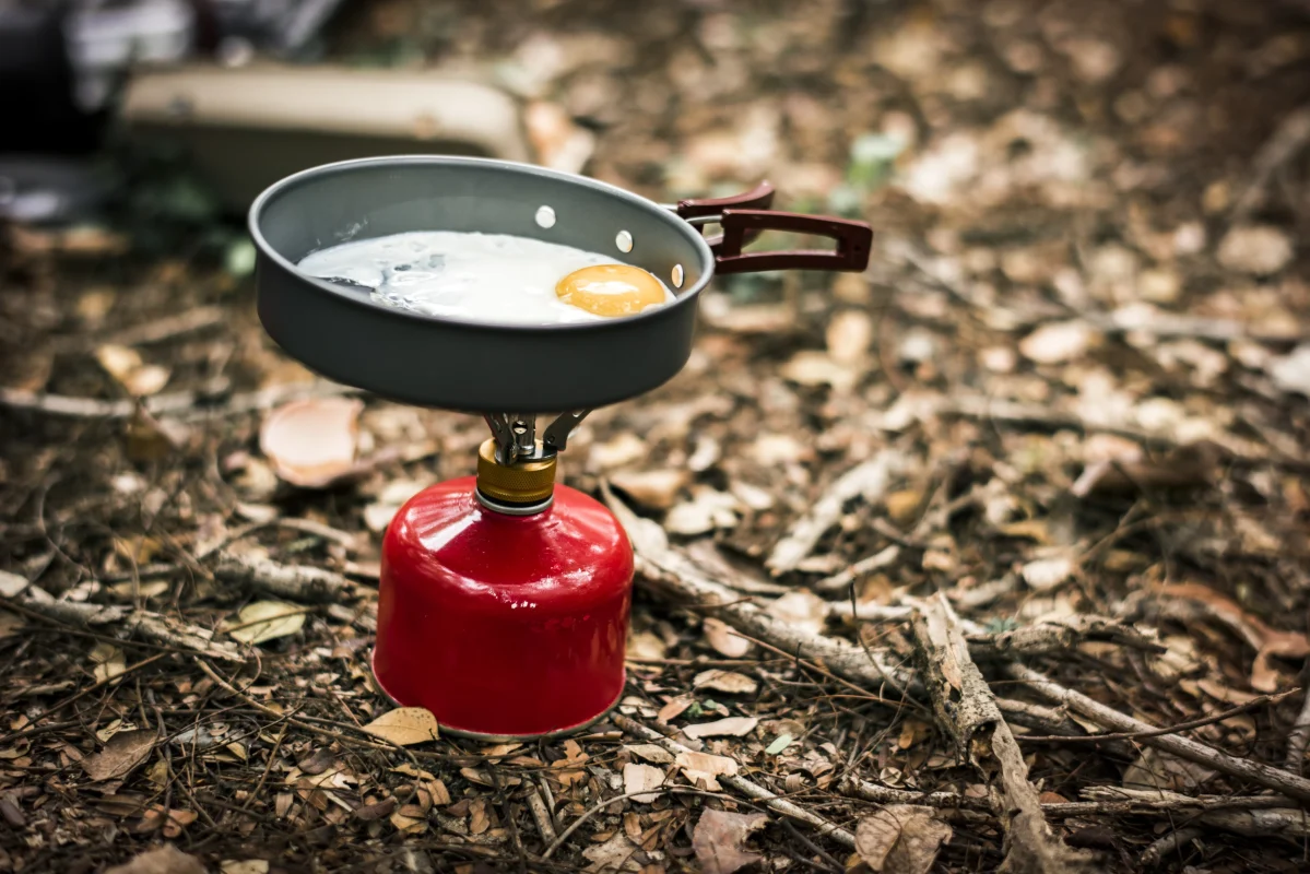 نیمرو در گاز کمپینگ در طبیعت