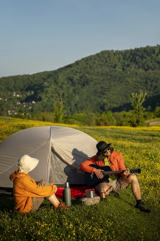 مرد در حال نواختن گیتاردر طبیعت